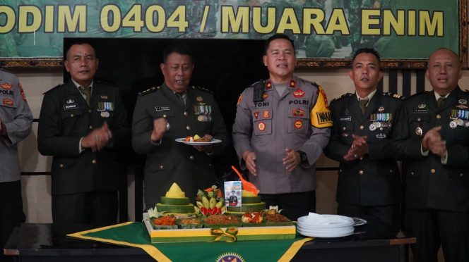 
 Kejutan HUT ke-81 TNI, Polres Muara Enim Datangi Kodim 0404 Bawa Tumpeng Pererat Sinergitas