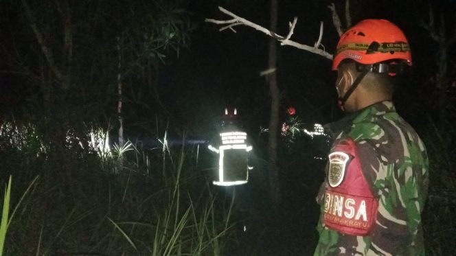 
 Satgas Karhutla Kodim 0418/Palembang Padamkan Kebakaran Semak Belukar di Gandus