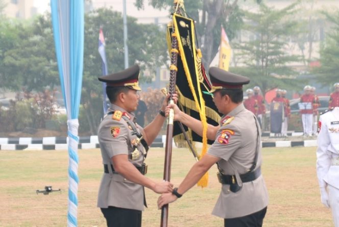 
 Serah Terima Pataka Atidhira Wirabakti, Irjen Pol. Rony Samtana Resmi Pimpin Polda Sumsel
