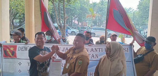 
 Aksi Damai di DLHP Sumsel, JAKOR Sumsel Minta Dugaan Kebakaran Lahan Tiga Perusahaan di Muba Diusut Tuntas