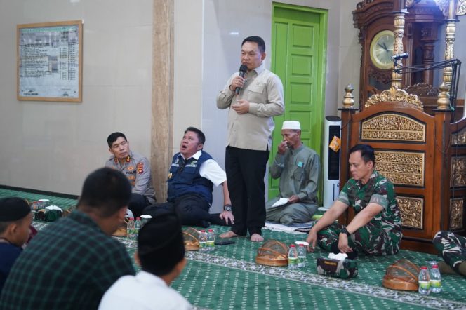 
 Pangdam II/Swj Dampingi Menko Polkam Serahkan Bantuan 100 Paket Sembako untuk Anak Yatim di Palembang